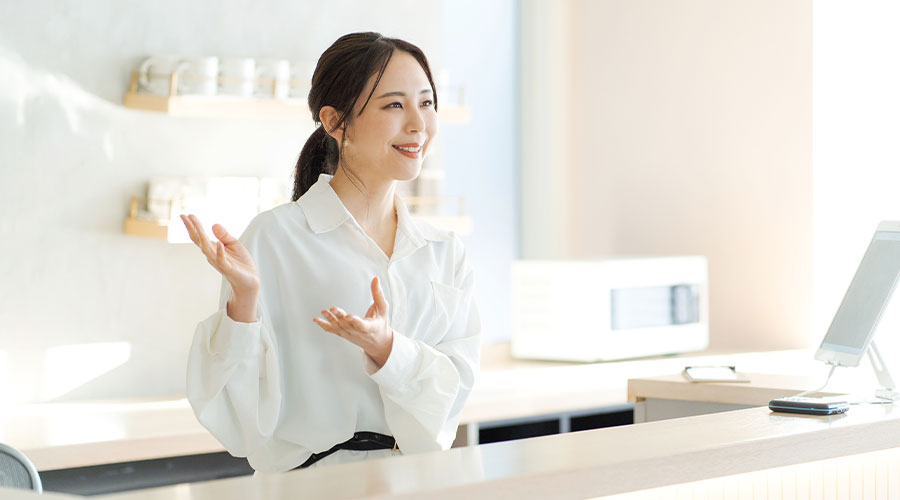 何かを紹介している女性