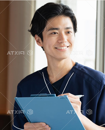 カルテに書き込みをしている男性医