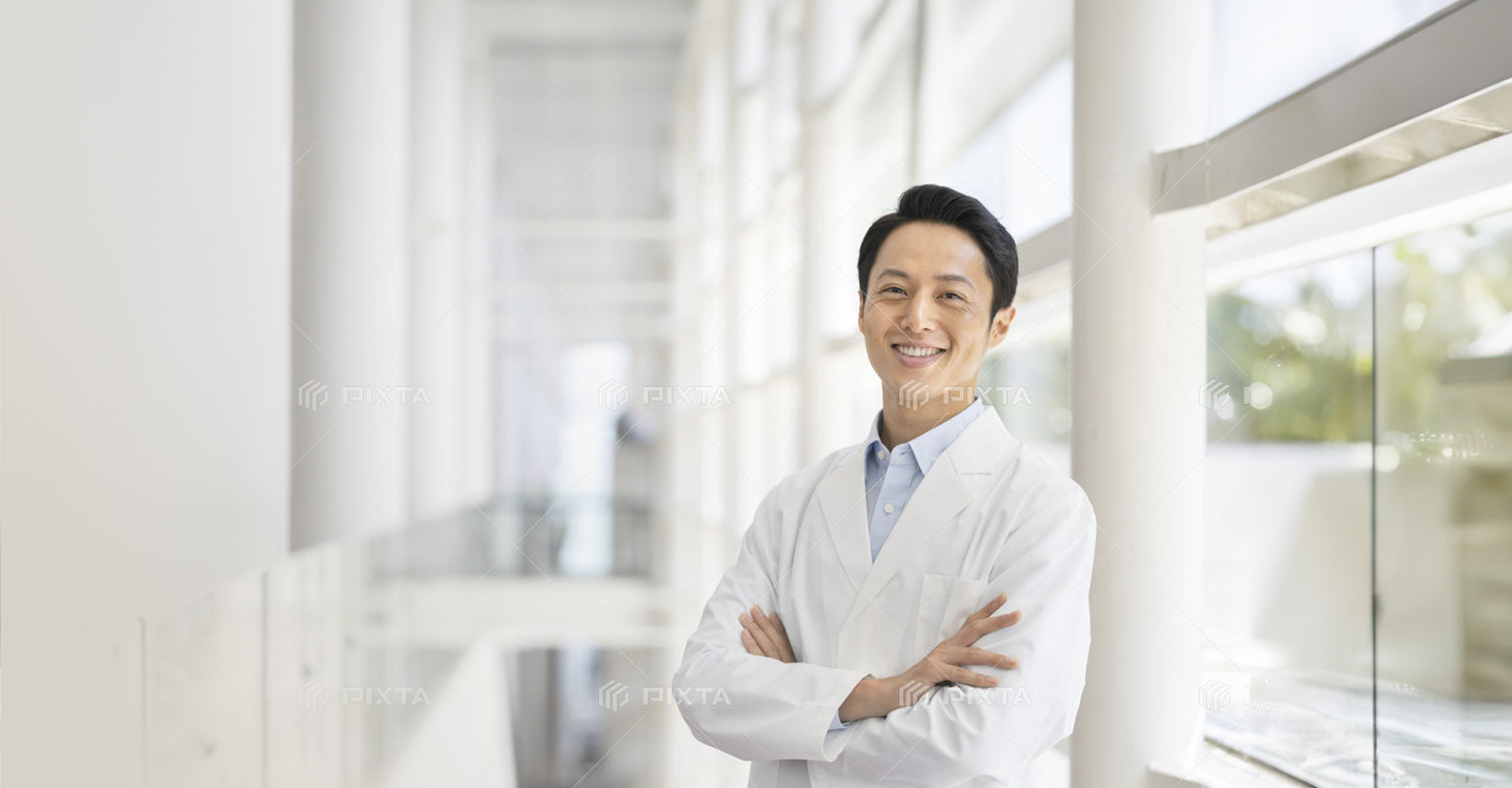 自信満々に腕を組んでいるドクター