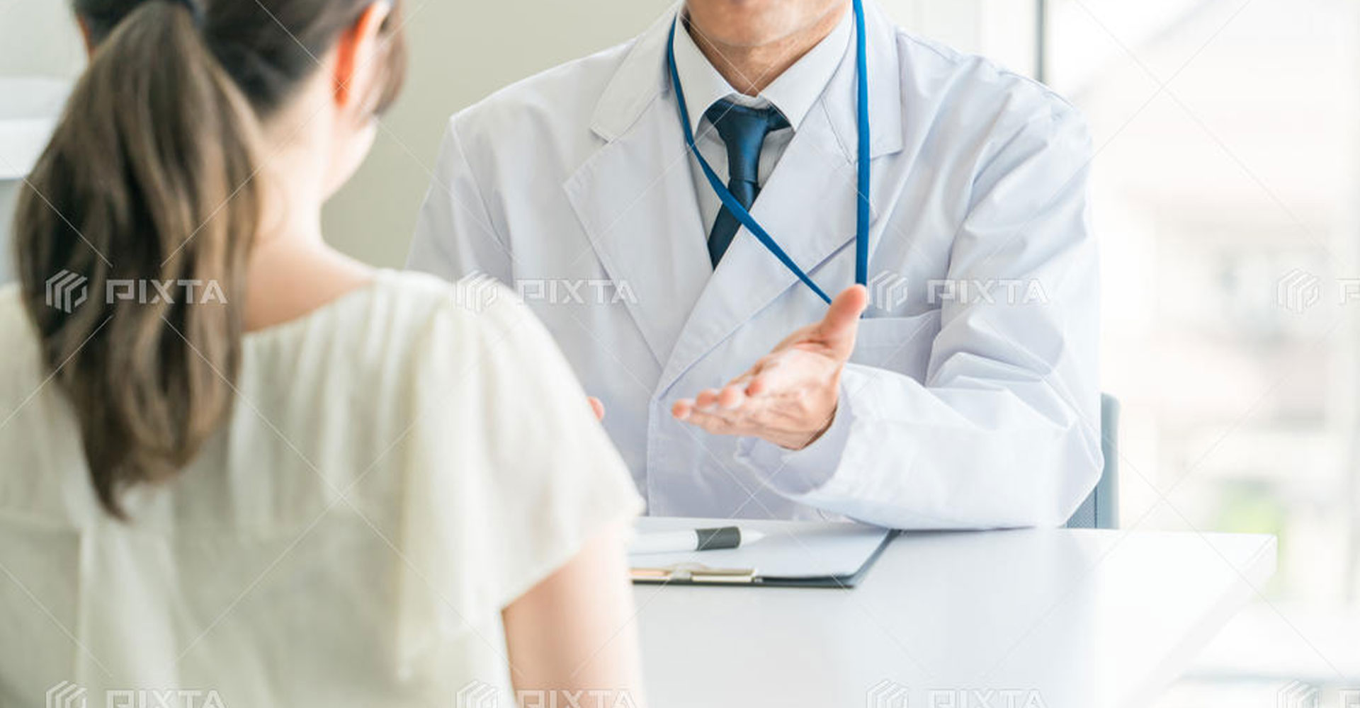 自信満々に腕を組んでいるドクター